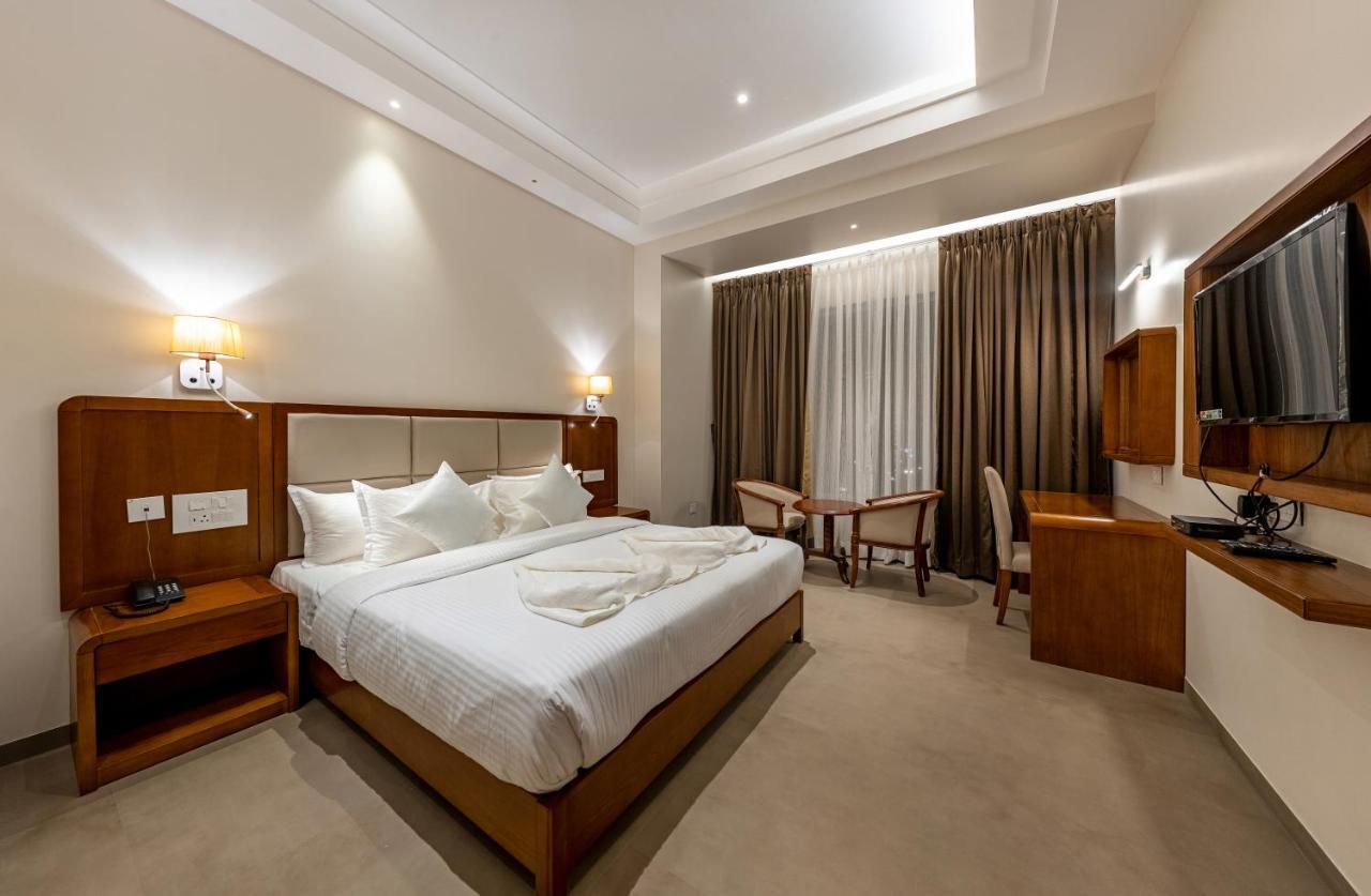 Grand Regal Hotel Chandoli ภายนอก รูปภาพ